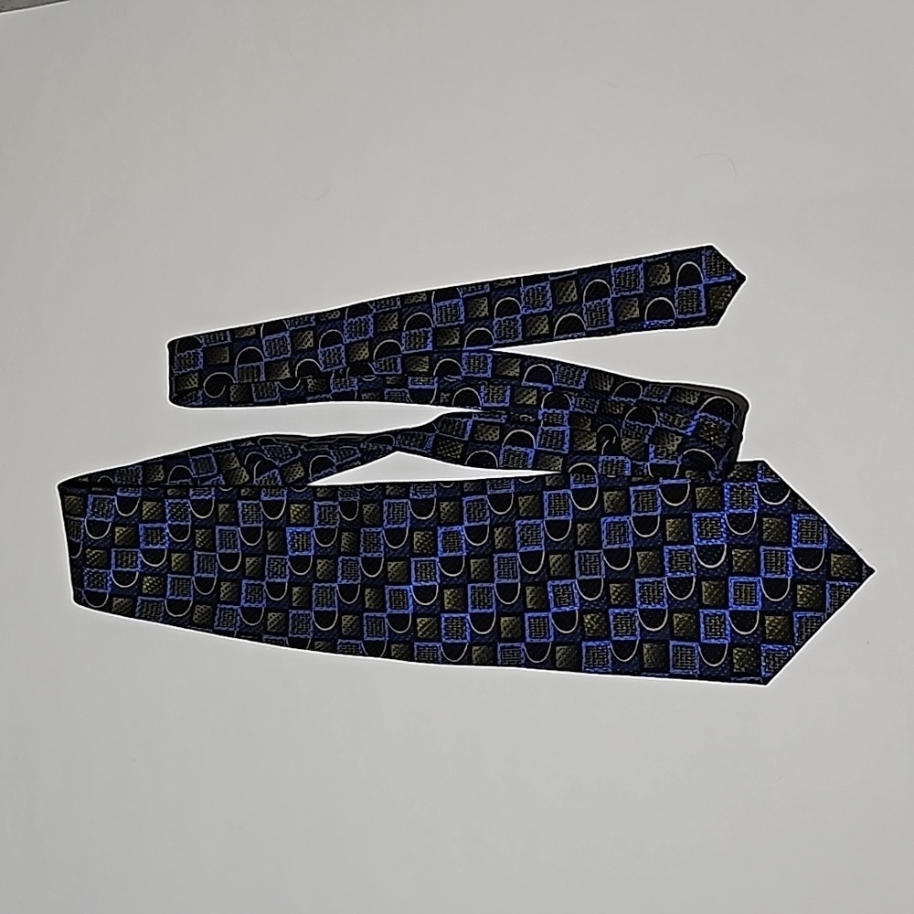 Ziggurat tie